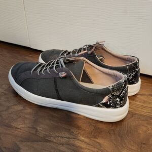 🩷🐍🩶 Size 11 HEYDUDE